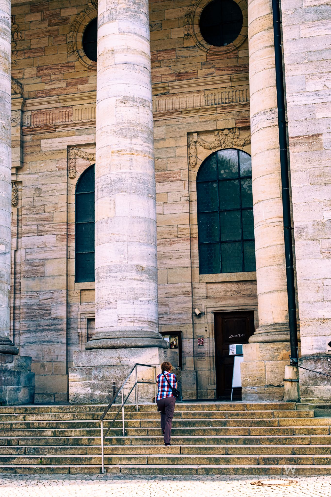 Unterm Eingang zum Dom